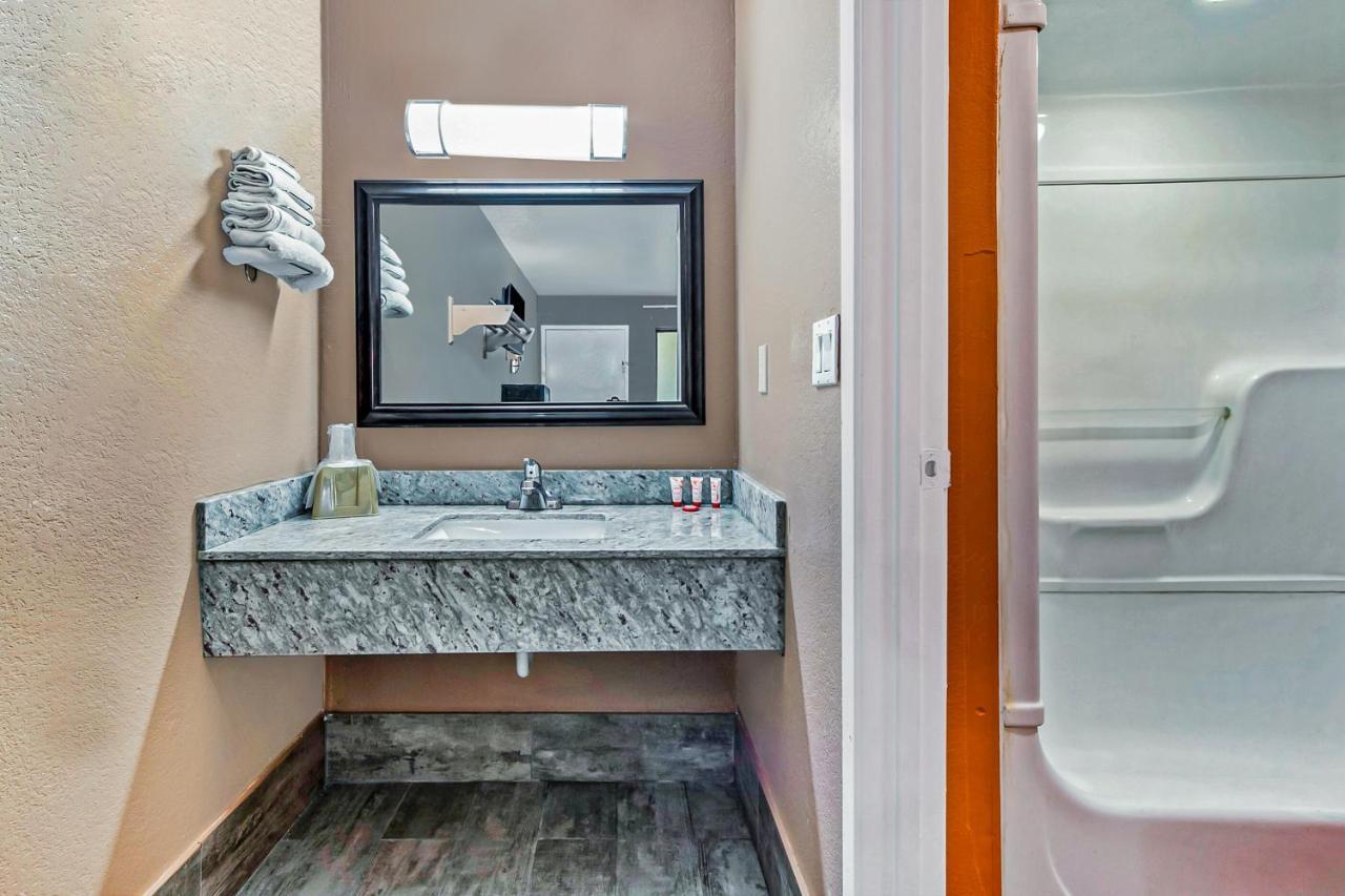 Oyo Hotel Lake Charles Hwy 10 Екстериор снимка