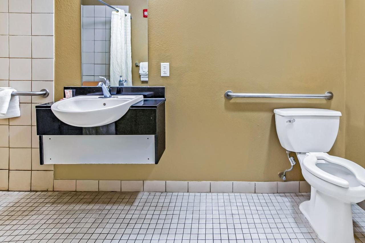 Oyo Hotel Lake Charles Hwy 10 Екстериор снимка