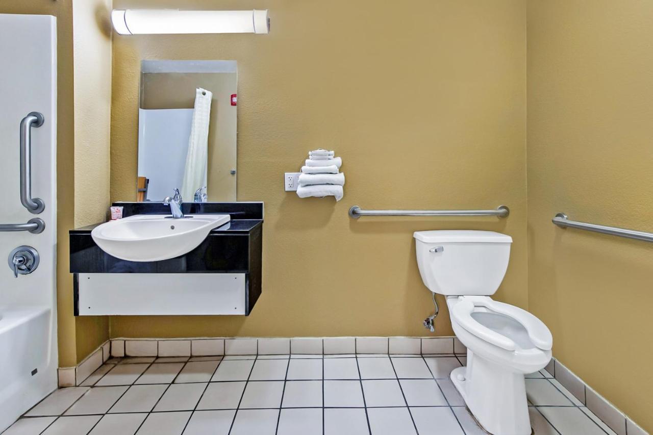 Oyo Hotel Lake Charles Hwy 10 Екстериор снимка